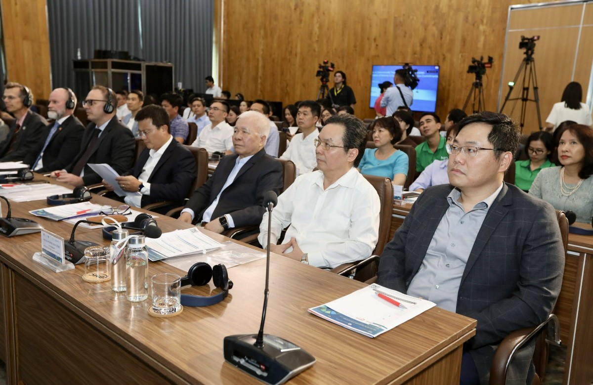 TS. Chử Văn Lâm, Phó Chủ tịch Thường trực Hội Khoa học Kinh tế Việt Nam, Chủ tịch Hội đồng biên tập Tạp chí Kinh tế Việt Nam (Thứ 3 từ phải sang); GS.TS Hoàng Văn Cường, Phó Chủ tịch Hội Khoa học Kinh tế Việt Nam (Thứ 2 từ phải sang) cùng các đại biểu, chuyên gia dự tọa đàm. Ảnh: Việt Dũng