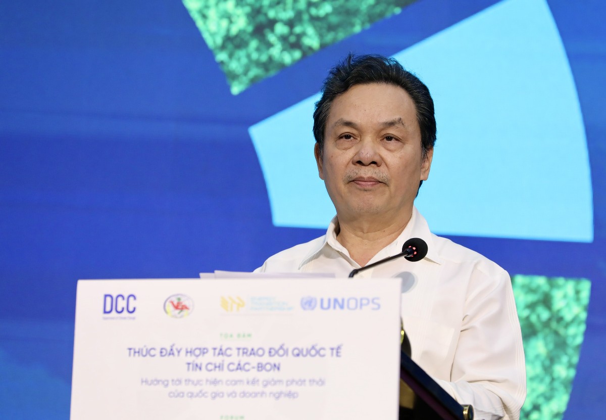 Phát biểu bế mạc tọa đàm, GS.TS Hoàng Văn Cường, Phó Chủ tịch Hội Khoa học và Kinh tế Việt Nam nhấn mạnh: "Giá trị lớn nhất của tọa đàm là đã tạo ra một diễn đàn đối thoại cởi mở giữa cơ quan quản lý nhà nước, các tổ chức quốc tế, các chuyên gia, cộng đồng doanh nghiệp. Những trao đổi thẳng thắn, đa chiều giúp nhìn nhận rõ hơn cả cơ hội lẫn thách thức trong quá trình hình thành và kết nối thị trường carbon của Việt Nam với thị trường quốc tế..."