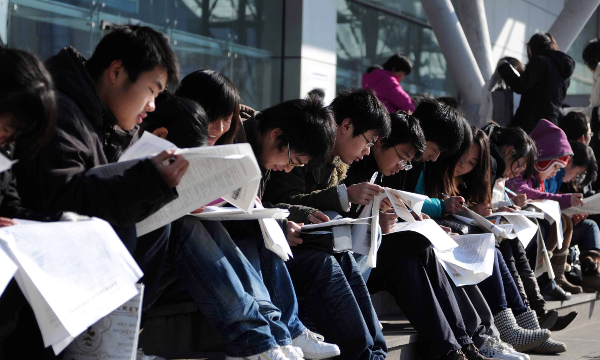 Vì sao khủng hoảng việc làm ở người trẻ lan rộng toàn cầu?