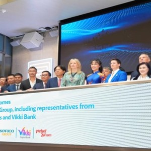 Tiến sĩ Nguyễn Thị Phương Thảo bấm nút khai phiên Sàn giao dịch Chứng khoán Luân Đôn (LSE) cùng Thị trưởng Khu tài chính Luân Đôn – Dame Sue Langley và Tổng giám đốc LSE – Dame Julia Hoggett. Ảnh: Vietjet.