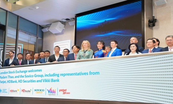 Bà Nguyễn Thị Phương Thảo, Chủ tịch Hội đồng Quản trị Vietjet, bấm nút khai phiên Sàn giao dịch Chứng khoán Luân Đôn