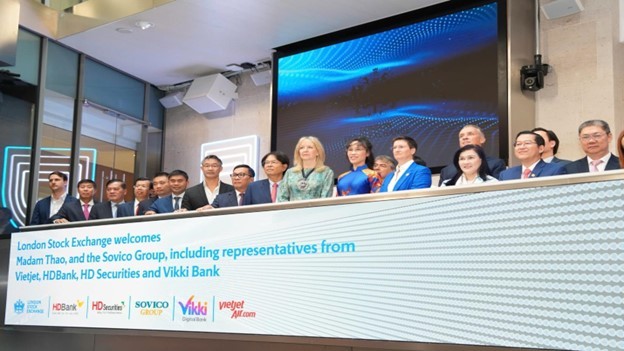 Tiến sĩ Nguyễn Thị Phương Thảo bấm nút khai phiên Sàn giao dịch Chứng khoán Luân Đôn (LSE) cùng Thị trưởng Khu tài chính Luân Đôn – Dame Sue Langley và Tổng giám đốc LSE – Dame Julia Hoggett. Ảnh: Vietjet.