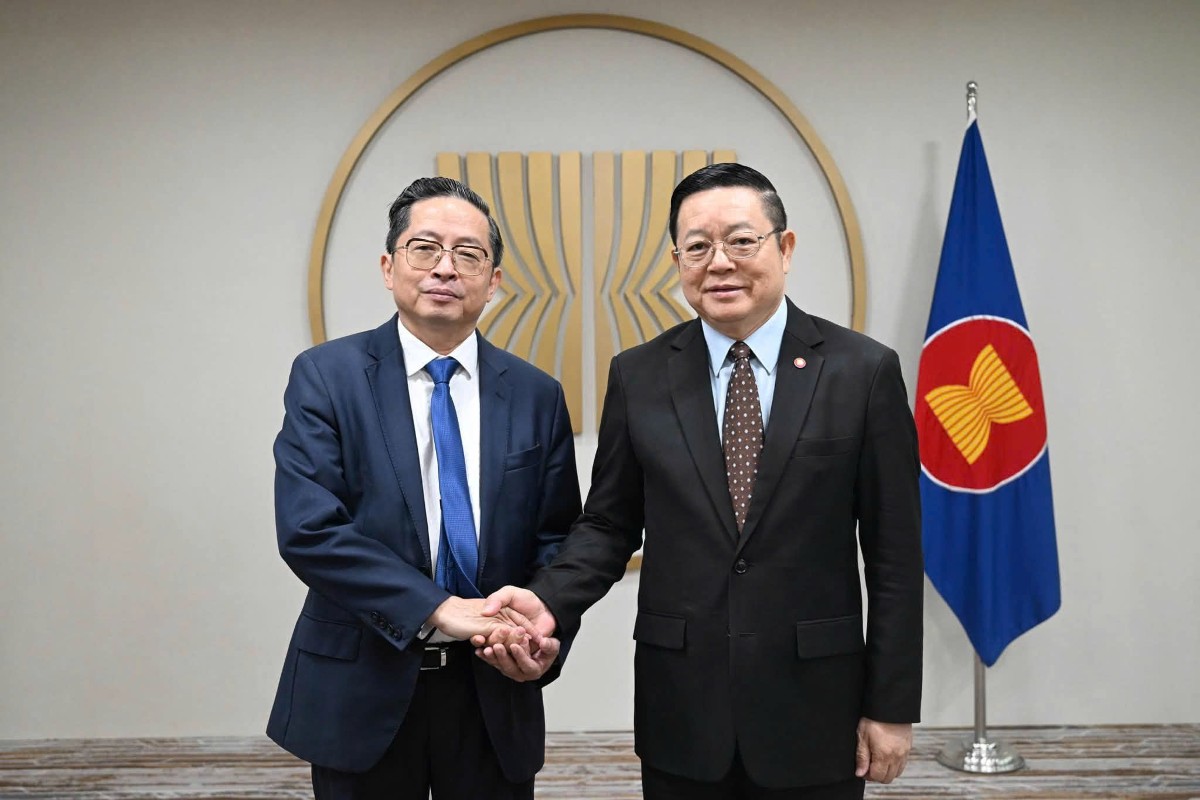 Ông Trần Kim Chung - Chủ tịch CT Group (trái) cùng TS. Kao Kim Hourn - Tổng Thư ký ASEAN (phải) tại trụ sở Ban Thư ký ASEAN (Jakarta, Indonesia). Ảnh: CT Group.
