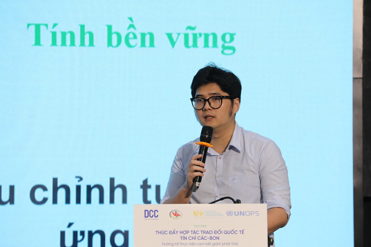 Ông Nguyễn Thành Công, Phó Phòng Thị trường carbon, Cục Biến đổi khí hậu cập nhật quy định về trao đổi quốc tế kết quả giảm nhẹ phát thải. Ảnh: Việt Dũng