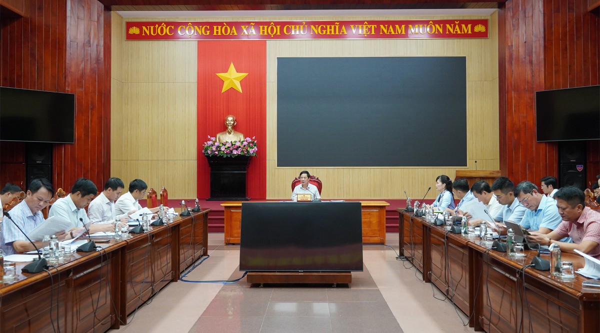 Toàn cảnh buổi làm việc UBND tỉnh Quảng Trị nhằm tháo gỡ khó khăn, vướng mắc các dự án tồn đọng, kéo dài. Ảnh: Mai Anh