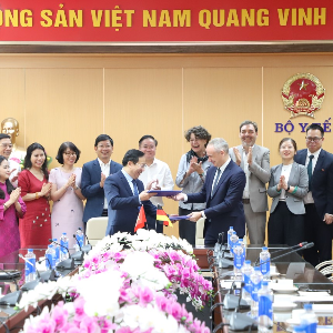 Thứ trưởng Bộ Y tế Lê Đức Luận và ông Daniel Plankermann, Giám đốc Quốc gia KfW phụ trách khu vực Việt Nam, Lào và Campuchia thực hiện nghi thức ký kết. Ảnh: Bộ Y tế.