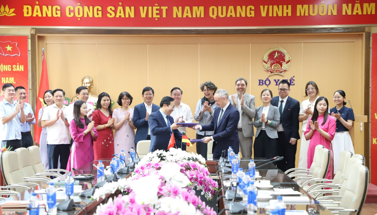 Thứ trưởng Bộ Y tế Lê Đức Luận và ông Daniel Plankermann, Giám đốc Quốc gia KfW phụ trách khu vực Việt Nam, Lào và Campuchia thực hiện nghi thức ký kết. Ảnh: Bộ Y tế.