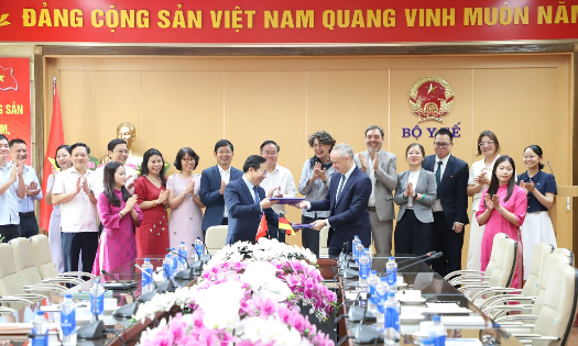Thứ trưởng Bộ Y tế Lê Đức Luận và ông Daniel Plankermann, Giám đốc Quốc gia KfW phụ trách khu vực Việt Nam, Lào và Campuchia thực hiện nghi thức ký kết. Ảnh: Bộ Y tế.
