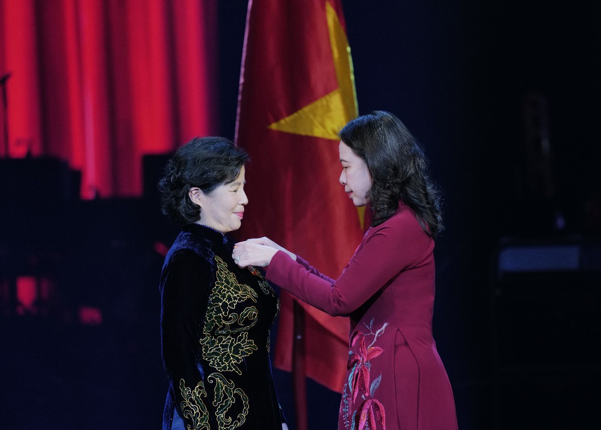 Bí thư Trung ương Đảng, Phó Chủ tịch Nước CHXHCN Việt Nam bà Võ Thị Ánh Xuân trao Huân chương Độc lập hạng 3 cho bà Mai Kiều Liên - Anh hùng Lao động, Thành viên HĐQT, Tổng giám đốc Vinamilk. Ảnh: Hà Thành.
