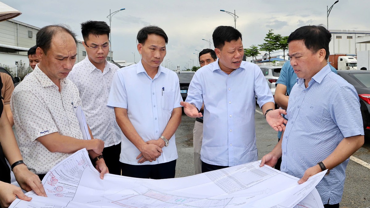 Phó Chủ tịch UBND TP. Hải Phòng Lê Trung Kiên (thứ 2 bên phải) kiểm tra tiến độ triển khai dự án cụm công nghiệp Quyết Tiến. Nguồn: Cổng thông tin điện tử Hải Phòng.