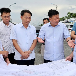 Phó Chủ tịch UBND TP. Hải Phòng Lê Trung Kiên (thứ 2 bên phải) kiểm tra tiến độ triển khai dự án cụm công nghiệp Quyết Tiến. Nguồn: Cổng thông tin điện tử Hải Phòng.