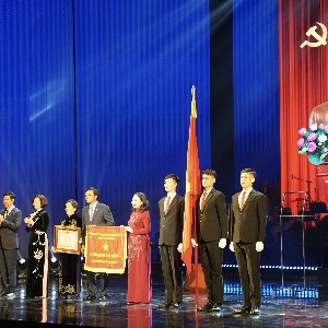 Phó Chủ tịch nước Võ Thị Ánh Xuân trao danh hiệu Anh hùng Lao động tặng Công ty cổ phần Sữa Việt Nam-Vinamilk. Ảnh: VN.