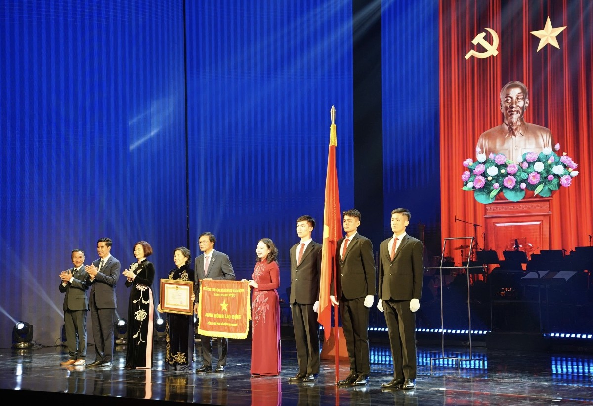 Bí thư Trung ương Đảng, Phó Chủ tịch Nước CHXHCN Việt Nam bà Võ Thị Ánh Xuân trao danh hiệu Anh hùng Lao động tặng Công ty cổ phần Sữa Việt Nam-Vinamilk. Ảnh: Hà Thành.