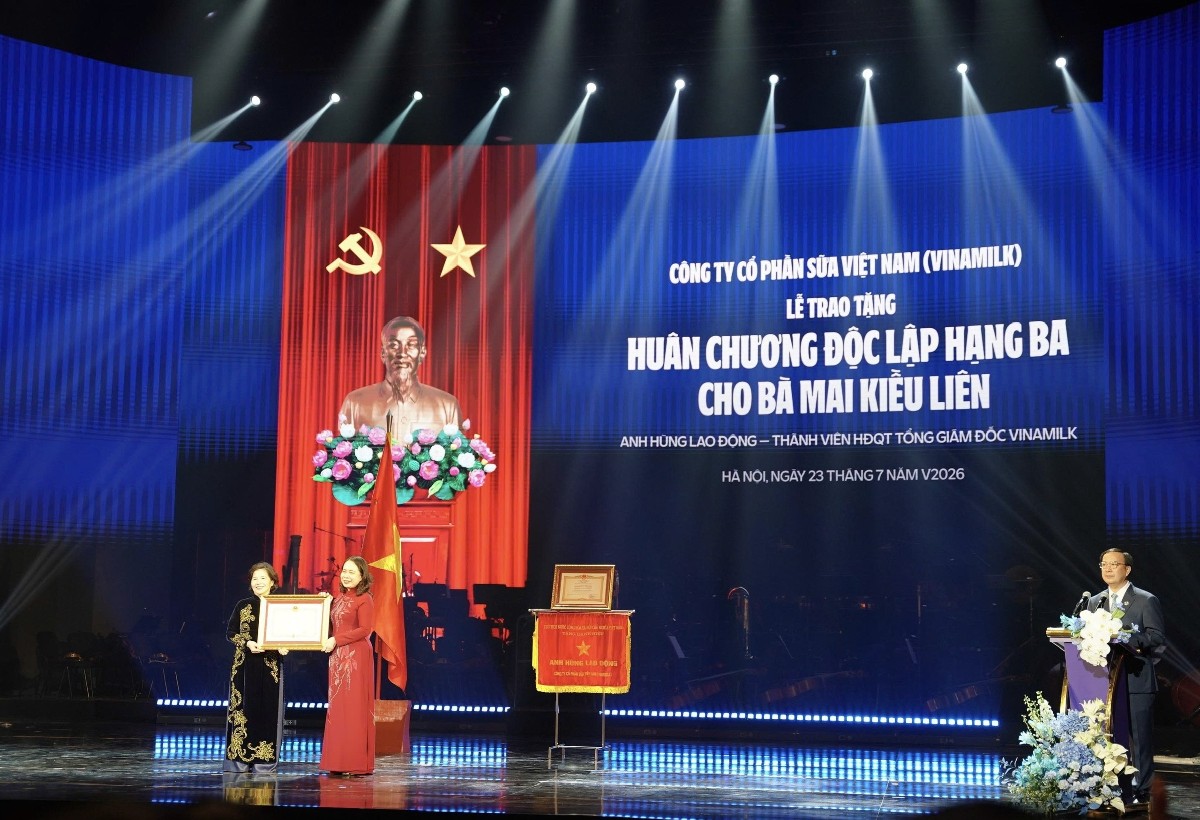 Bí thư Trung ương Đảng, Phó Chủ tịch Nước CHXHCN Việt Nam bà Võ Thị Ánh Xuân trao Huân chương Độc lập hạng Ba tặng bà Mai Kiều Liên - Anh hùng Lao động, Thành viên Hội đồng quản trị, Tổng giám đốc Vinamilk. Ảnh:Hà Thành.