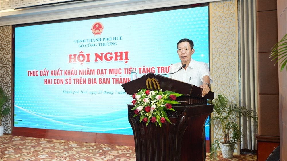 Phó Chủ tịch UBND thành phố Huế Hà Văn Tuấn phát biểu tại hội nghị. Ảnh: Cổng TTĐT TP Huế