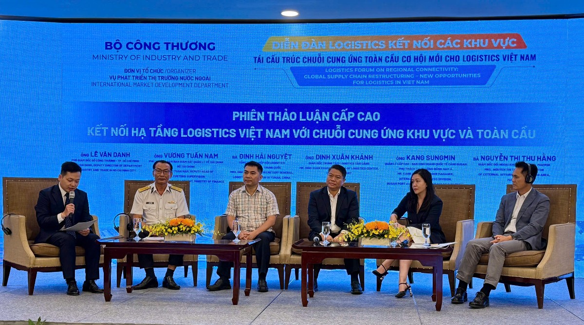 Các diễn giả trao đổi tại phiên thảo luận trong khuôn khổ diễn đàn. Ảnh: Minh Huy.