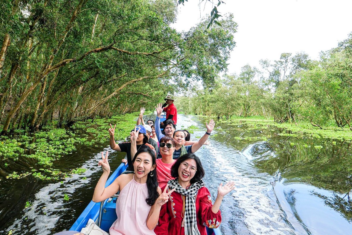 Hướng dẫn viên không chỉ dừng lại ở nhiệm vụ dẫn đường hay thuyết minh, mà đã trở thành những "nhà kiến tạo trải nghiệm". Ảnh: Vietravel