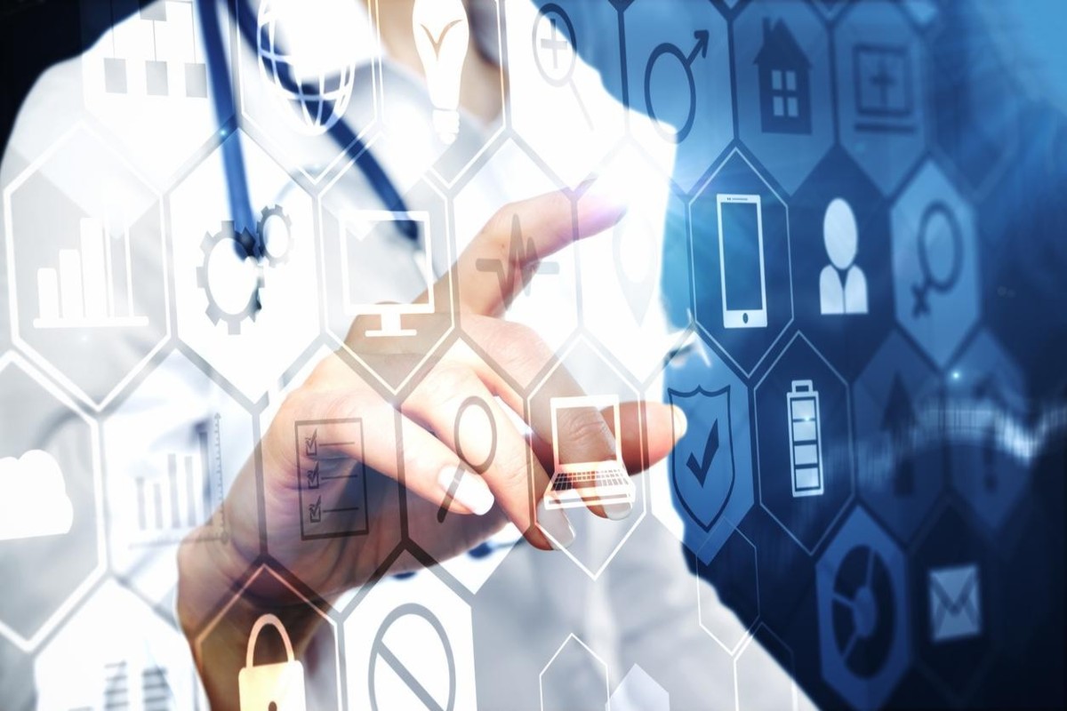 AI cũng có thể giúp bệnh viện vận hành hiệu quả hơn thông qua việc phân tích quy trình làm việc, dự báo nhu cầu nhân lực và tối ưu lịch phẫu thuật để sử dụng hiệu quả các nguồn lực quý giá như phòng mổ. Ảnh: iStock/peshkov
