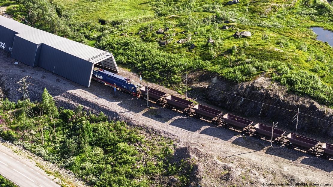 Một đoàn tàu chuyên dụng vận chuyển khoáng sản từ mỏ Kiruna tới cảng biển để tiếp tục trung chuyển. Ảnh: Andreas Werth/imageBROKER/picture alliance