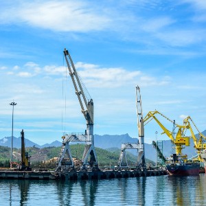 Hoạt động bốc xếp hàng hóa tại Cảng Chân Mây. Ảnh: Cổng TTĐT TP Huế