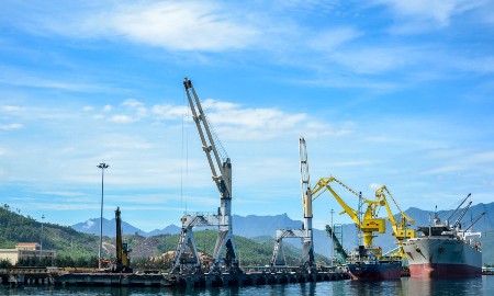 Hoạt động bốc xếp hàng hóa tại Cảng Chân Mây. Ảnh: Cổng TTĐT TP Huế