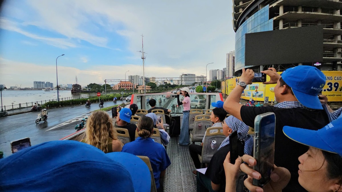 Hướng dẫn viên là người dẫn dắt cảm xúc cho cả hành trình. Ảnh: Saigontourist Travel