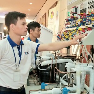 Nhân lực làm việc trong ngành kỹ thuật. Ảnh: Thu Hằng.