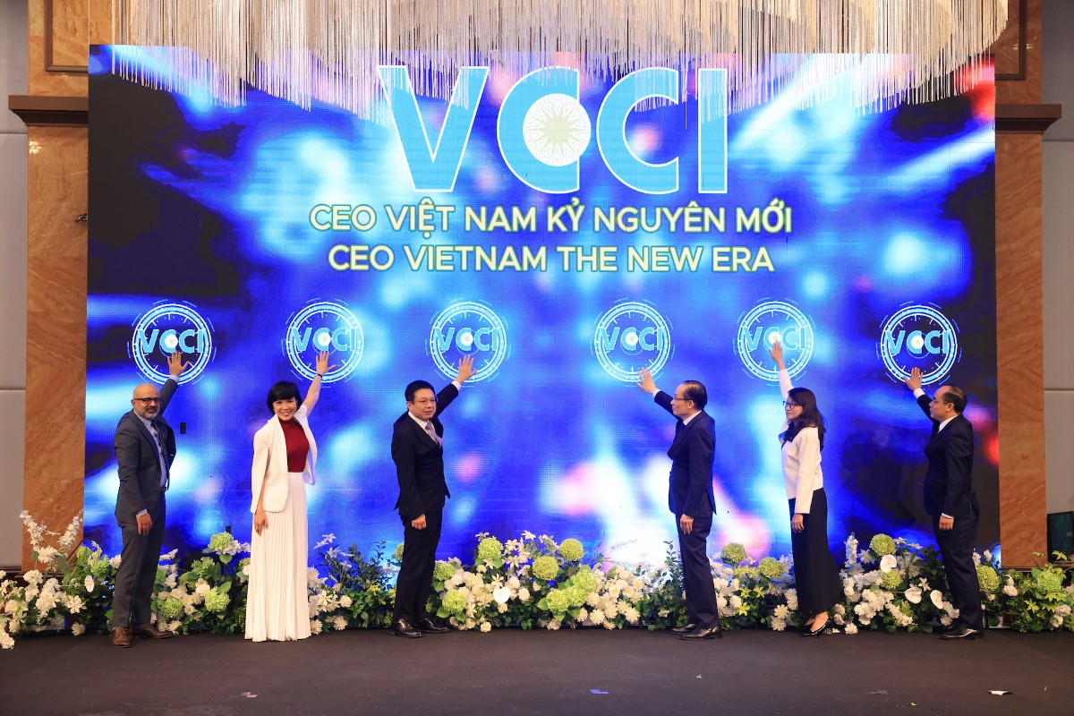Đại diện các cơ quan, tổ chức, trường đại học bấm nút khởi động Chương trình. Ảnh: VCCI.