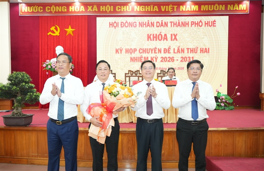 Lãnh đạo thành phố Huế tặng hoa chúc mừng ông Lê Trí Thanh. Ảnh: UBND TP Huế