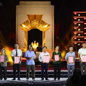 Tổng Bí thư, Chủ tịch nước Tô Lâm và Thủ tướng Chính phủ Lê Minh Hưng trao chứng nhận giám định ADN hồ sơ xác lập danh tính liệt sĩ tới thân nhân của các liệt sĩ. Ảnh: Nhật Bắc/VGP.