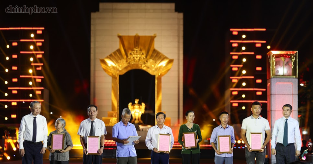 &ldquo;Sao s&aacute;ng dẫn đường&rdquo;: T&ocirc;n vinh v&agrave; tri...