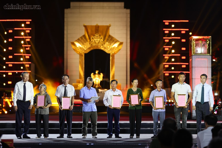 Tổng Bí thư, Chủ tịch nước Tô Lâm và Thủ tướng Chính phủ Lê Minh Hưng trao chứng nhận giám định ADN hồ sơ xác lập danh tính liệt sĩ tới thân nhân của các liệt sĩ. Ảnh: Nhật Bắc/VGP.