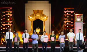 Tổng Bí thư, Chủ tịch nước Tô Lâm và Thủ tướng Chính phủ Lê Minh Hưng trao chứng nhận giám định ADN hồ sơ xác lập danh tính liệt sĩ tới thân nhân của các liệt sĩ. Ảnh: Nhật Bắc/VGP.