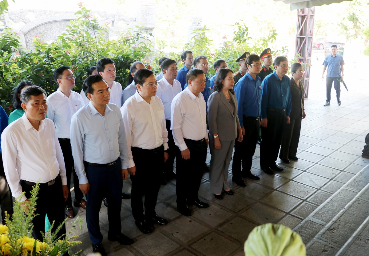 Đoàn đại biểu làm lễ dâng hoa, dâng hương tại Khu di tích lịch sử Quốc gia Truông Bồn. Ảnh: Phan Quỳnh