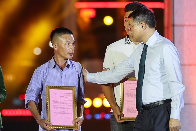 Thủ tướng Chính phủ Lê Minh Hưng trao kết quả xác định danh tính hài cốt liệt sĩ cho gia đình thân nhân liệt sĩ. Ảnh: Nhật Bắc/VGP.