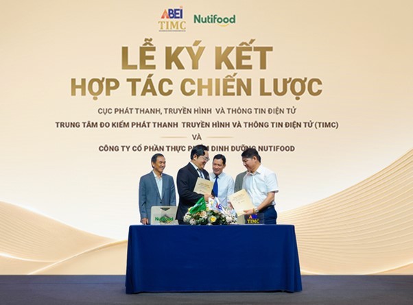 Đại diện lãnh đạo hai bên tại buổi ký kết hợp tác. Ảnh: Nutifood.