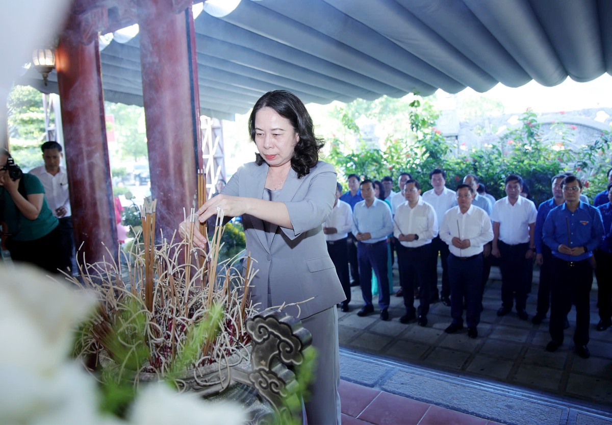 Phó Chủ tịch nước Võ Thị Ánh Xuân dâng hoa, dâng hương tưởng niệm các anh hùng liệt sĩ. Ảnh: Phan Quỳnh