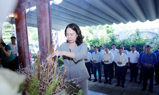 Phó Chủ tịch nước Võ Thị Ánh Xuân dâng hoa, dâng hương tưởng niệm các anh hùng liệt sĩ. Ảnh: Phan Quỳnh