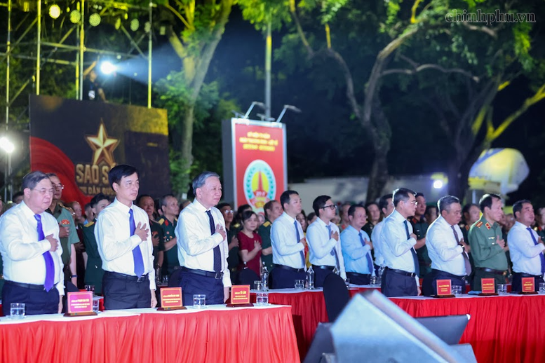 Tổng Bí thư, Chủ tịch nước Tô Lâm, Thủ tướng Chính phủ Lê Minh Hưng và các đại biểu dự chương trình tại điểm cầu Hà Nội. Ảnh: Nhật Bắc/VGP.