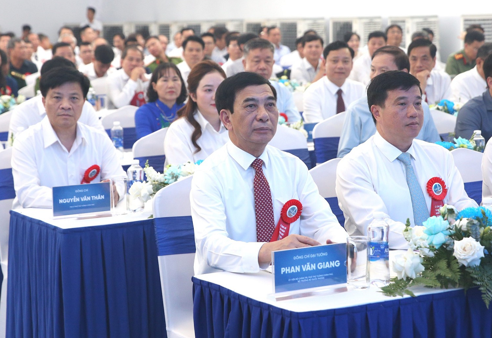Đại tướng Phan Văn Giang, Ủy viên Bộ Chính trị, Phó Thủ tướng Chính phủ, Bộ trưởng Bộ Quốc phòng, dự Lễ công bố sản phẩm nhôm thỏi đầu tiên của Việt Nam. Ảnh: Nguyễn Hoàng/VGP.