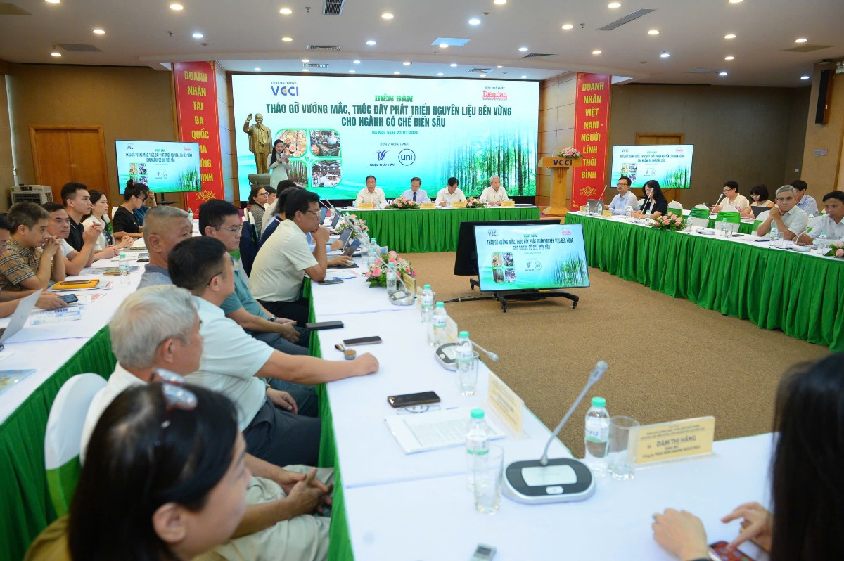 Diễn đàn “Tháo gỡ vướng mắc, thúc đẩy phát triển nguyên liệu bền vững cho ngành gỗ” - Ảnh: Vũ Khuê.