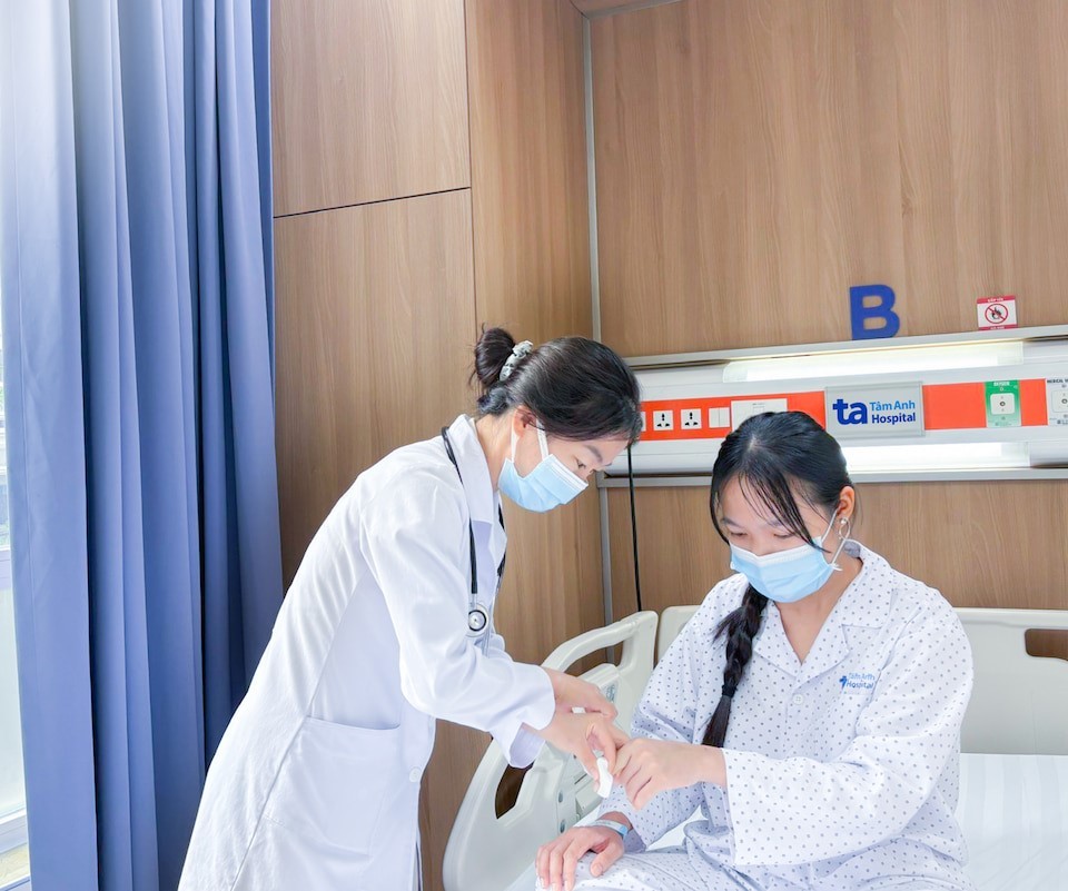Bác sĩ thăm khám trước khi bệnh nhân xuất viện. Ảnh: Bệnh viện Đa khoa Tâm Anh