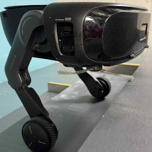 Robot hút bụi Saros Rover có khả năng leo cầu thang của Roborock - Ảnh: Nikkei Asia.