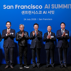 Tổng thống Hàn Quốc Lee Jae Myung (giữa) chủ trì Hội nghị thượng đỉnh AI quy tụ nhiều lãnh đạo doanh nghiệp hàng đầu của Mỹ và Hàn Quốc, trong đó có CEO Nvidia Jensen Huang (thứ tư từ trái sang) và Chủ tịch Samsung Lee Jae-yong (thứ ba từ trái sang), tại San Francisco ngày 24/7. Ảnh: Nvidia/Nikkei Asia