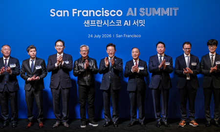 Tổng thống Hàn Quốc Lee Jae Myung (giữa) chủ trì Hội nghị thượng đỉnh AI quy tụ nhiều lãnh đạo doanh nghiệp hàng đầu của Mỹ và Hàn Quốc, trong đó có CEO Nvidia Jensen Huang (thứ tư từ trái sang) và Chủ tịch Samsung Lee Jae-yong (thứ ba từ trái sang), tại San Francisco ngày 24/7. Ảnh: Nvidia/Nikkei Asia