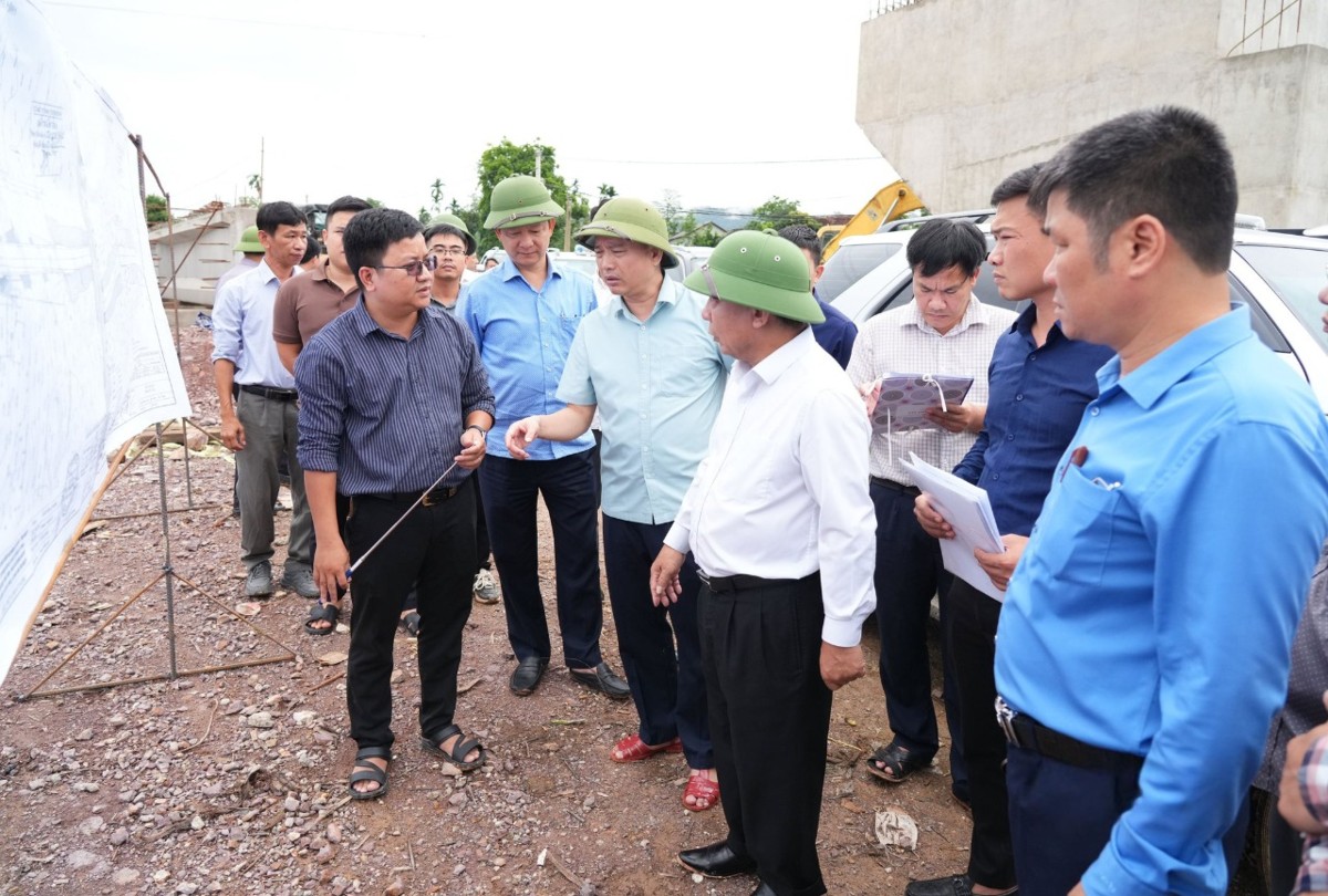 Lãnh đạo tỉnh Nghệ An kiểm tra tiến độ thi công cầu Kẻ Nính. Ảnh: Thanh Lê