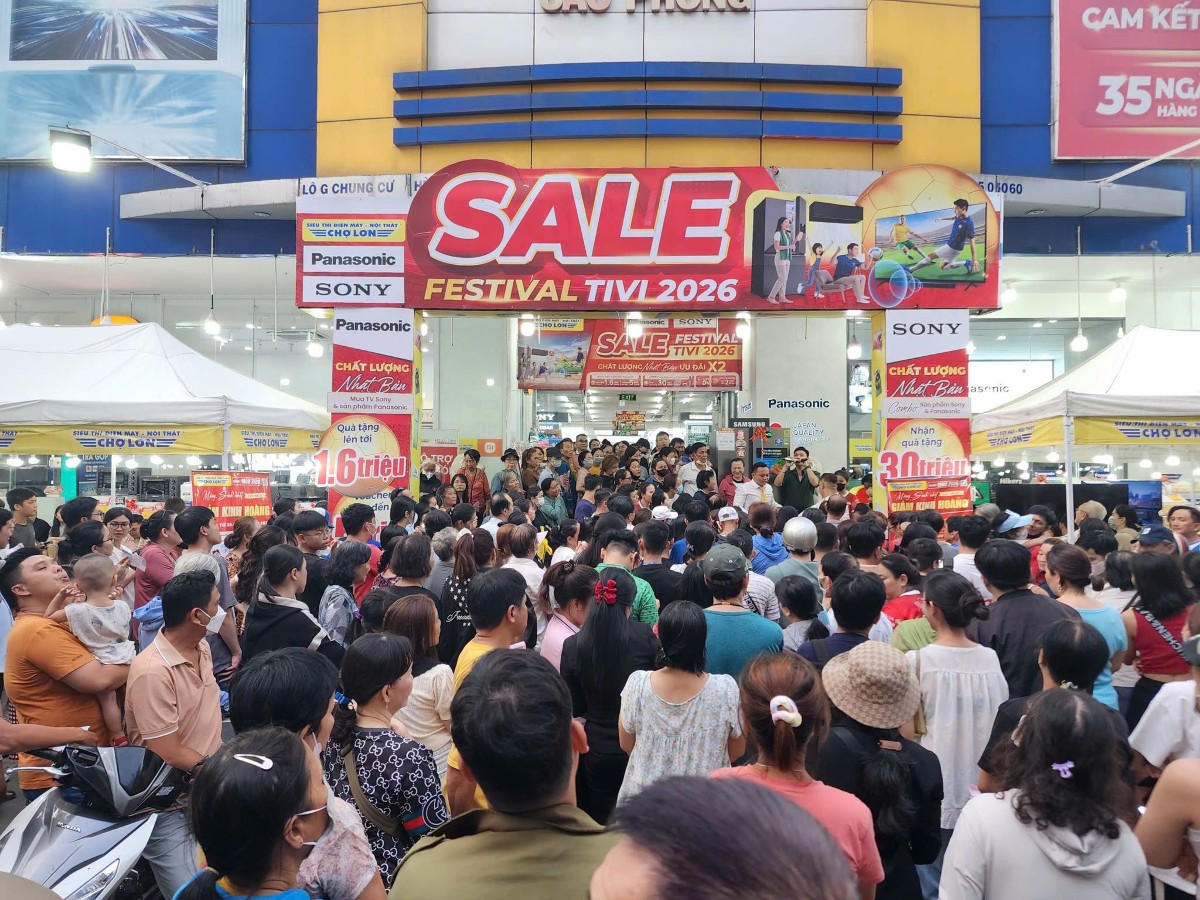 Các loại TV, tủ lạnh hay máy lạnh tại hệ thống siêu thị điện máy đua nhau giảm giá mạnh. Ảnh: Siêu thị điện máy - nội thất Chợ Lớn