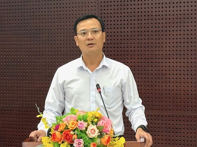 Ông Lê Văn Tuấn, Phó Giám đốc Sở Xây dựng Đà Nẵng, trao đổi với báo chí về những vấn đề liên quan đến Phát triển nhà ở xã hội ở Đà Nẵng. Ảnh Ngô Anh Văn