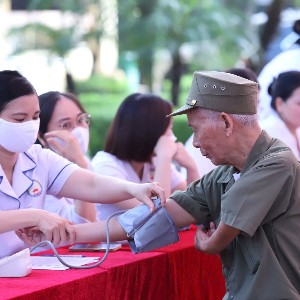 Khám sức khỏe cho người có công với cách mạng. Ảnh: Bộ Y tế.