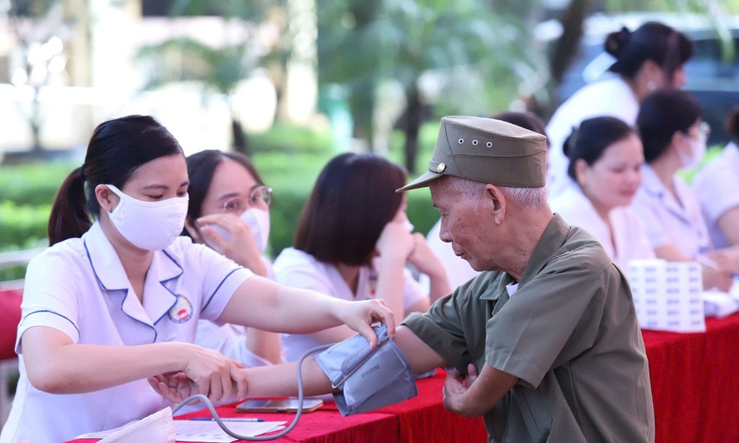 Khám sức khỏe cho người có công với cách mạng. Ảnh: Bộ Y tế.